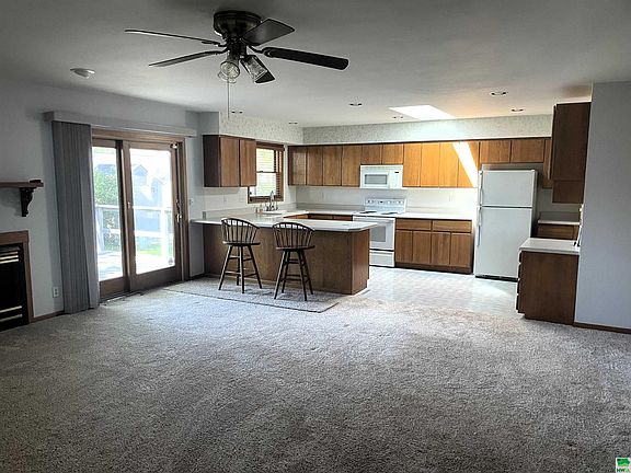 3rd image of 212 Regency Pkwy