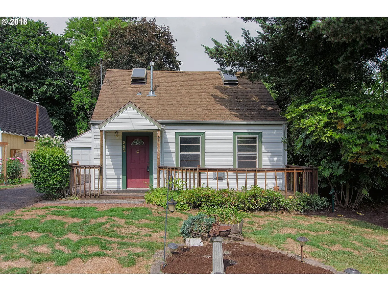 885 NW Angeline Ave photo 1