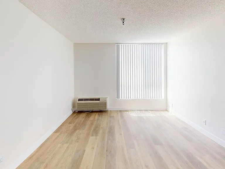 Chateau Regent Apartments — Photo 17