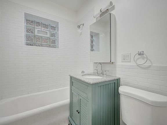 4th image of 2060 N Leavitt St #1