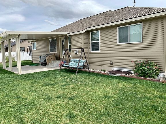 Backyard w/covered patio