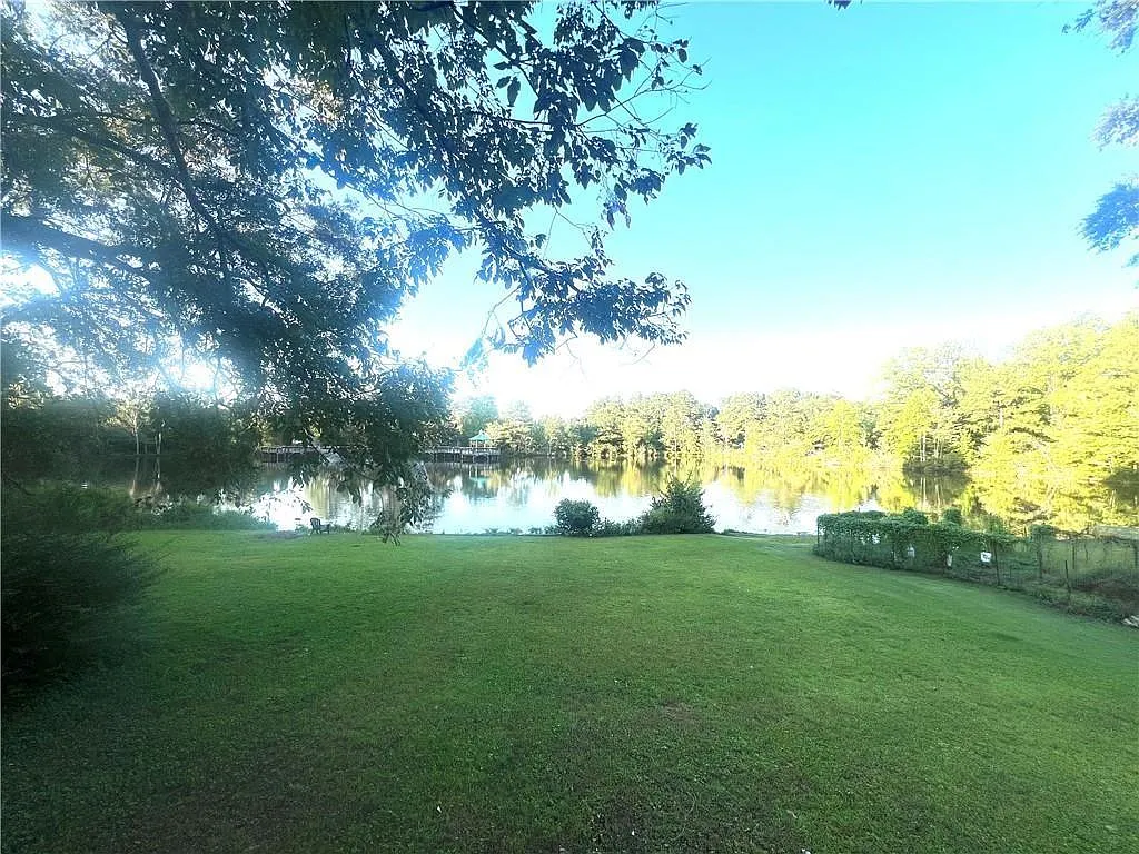 3 bed, 2.0 bath, 1104 sqft, $1,950 — Photo 2
