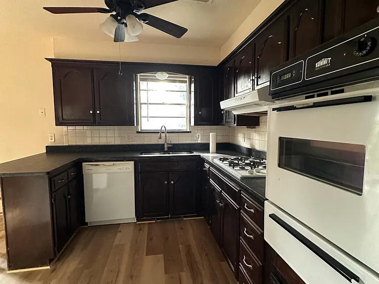 519 Robin Hill Rd — Photo 5