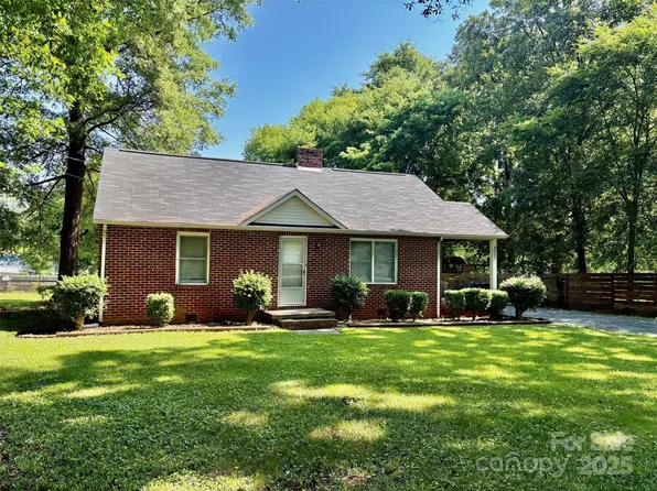 5722 Oak Dr, Charlotte, NC 28216