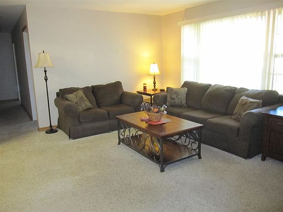 2nd image of 1703 Hackberry Ln