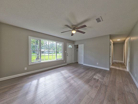 3rd image of 122 Royal Ave