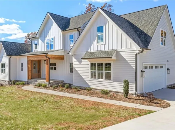 8933 Maltese Ct, Lewisville, NC 27023