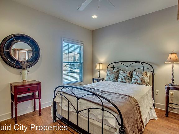 5th image of 1029 Convent St APT 1