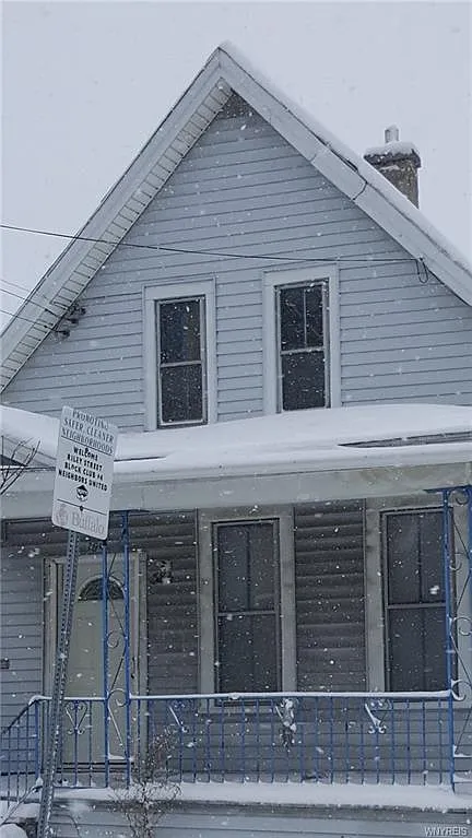 384 Riley St photo 1