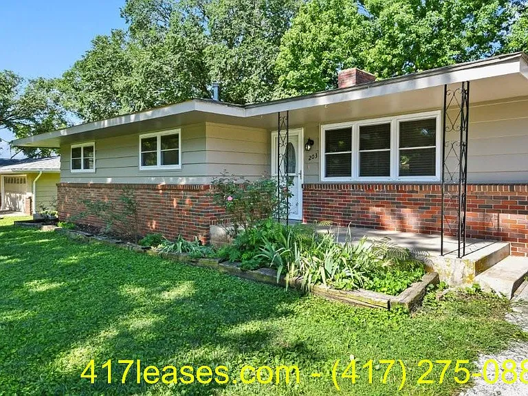 203 S White Oak Ave — Photo 2