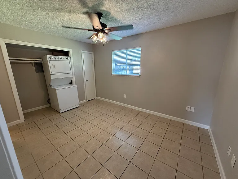 1604 Meadowview Dr #4 — Photo 3