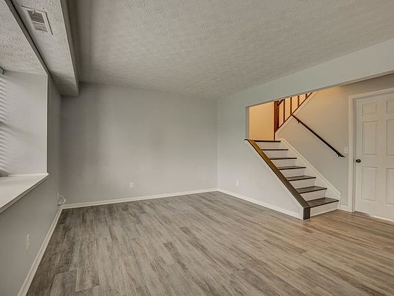 5th image of 23 Boxwood Ct