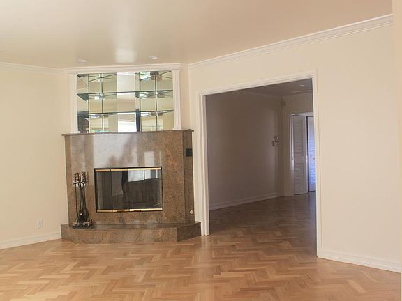 Livingroom w/ Fireplace