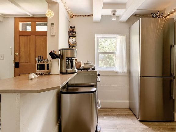 Kitchen and breakfast bar