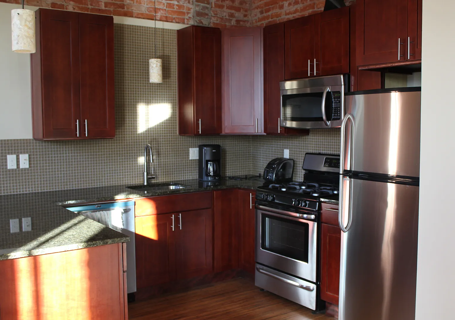 Gorgeous 2 Bedroom Apartment Downtown — Photo 3