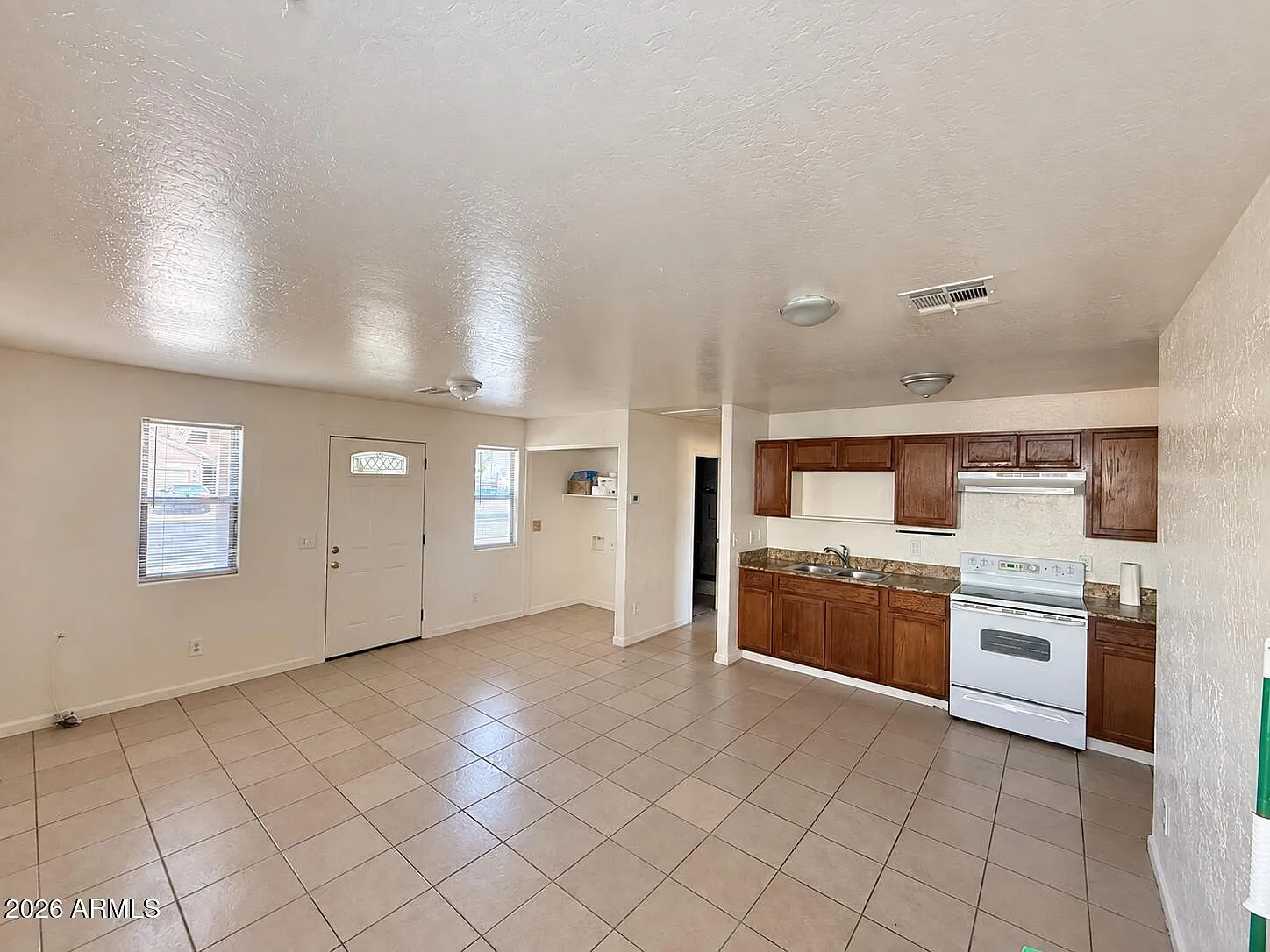 3 bed, 1.0 bath, 917 sqft, $1,375 — Photo 4