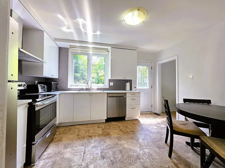 12 Lacewood Cres — Photo 6