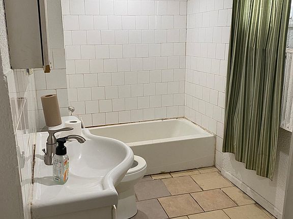 2nd image of 991 Beech St #1