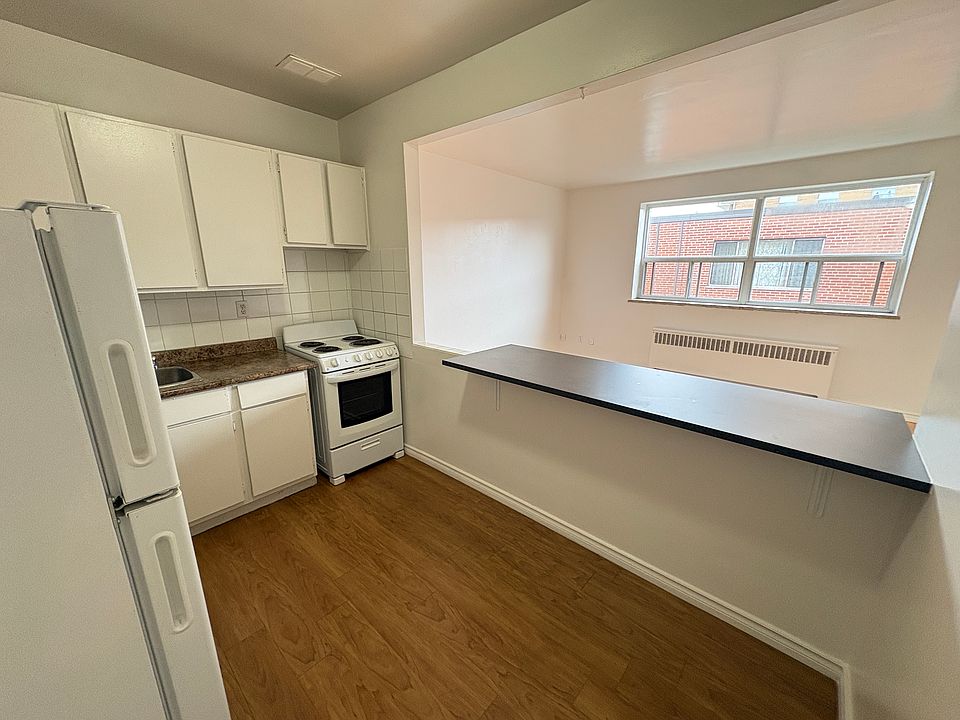1st image of 30 Mohawk Rd W #320