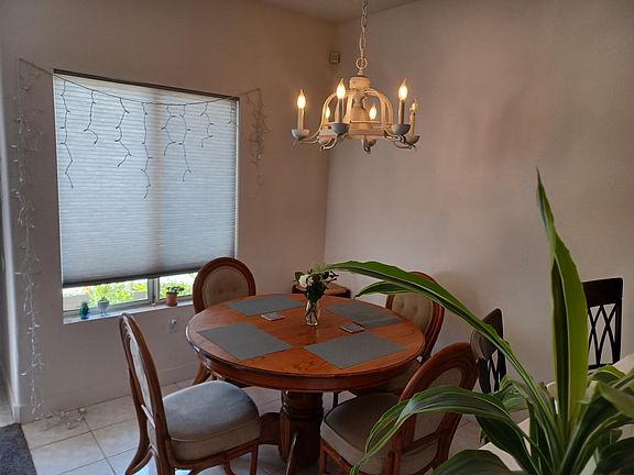 3rd image of 405 Sanibelle Cir