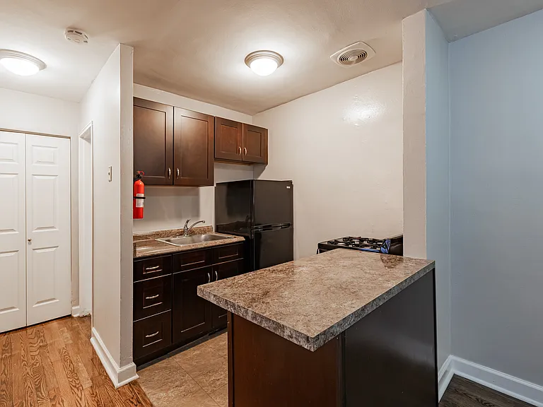 Hamilton Apartments — Photo 8
