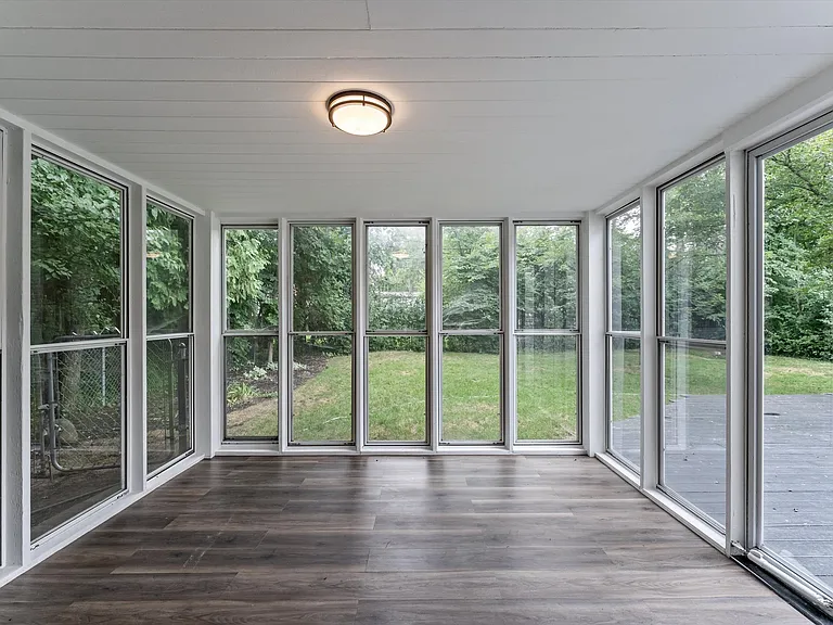 1054 Saxon Dr — Photo 14