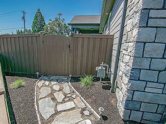 4th image of 77 Hagens Ct
