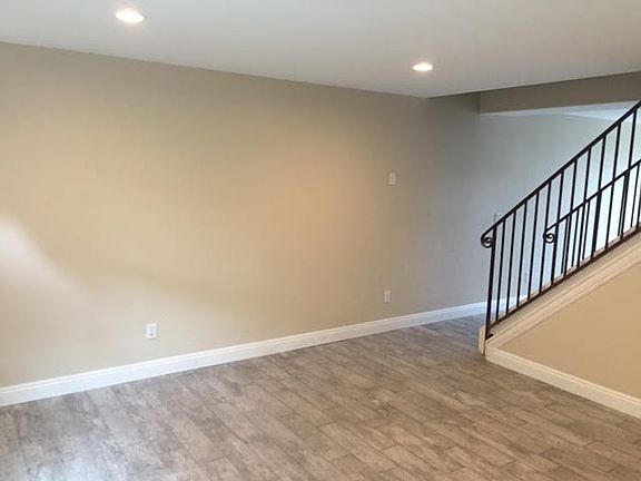 3rd image of 1321 Greenfield Dr Unit 5