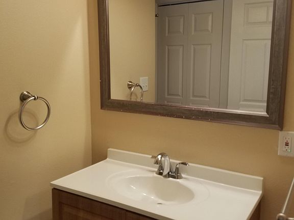 4th image of 1610 Saxon St