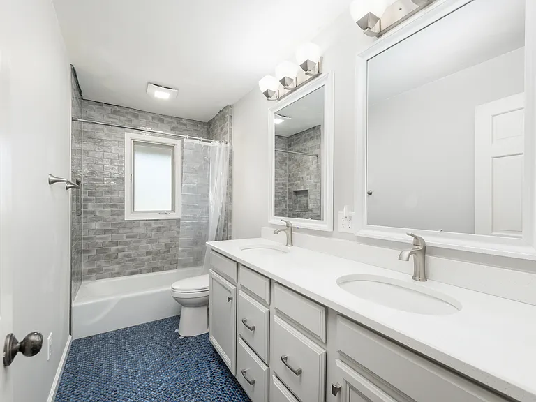 upstairs shared hall full bath