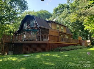 30 Log Cabin Trl, Horse Shoe, NC 28742