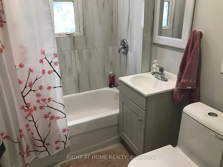 33 Keele St #UPPER — Photo 4