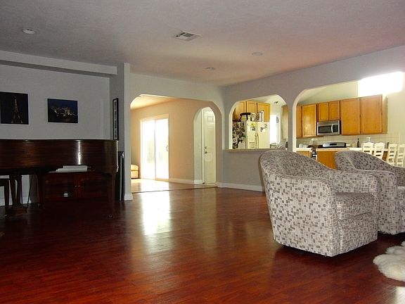 2nd image of 4021 Laurel Ct