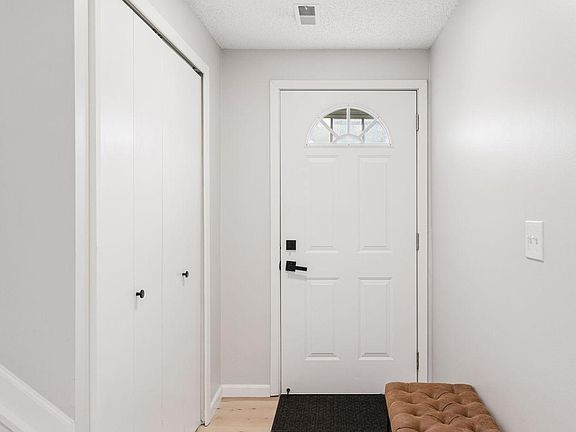 3rd image of 8717 N Maplebrook Cir