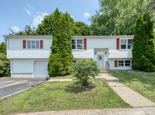 106 Oxbow Dr, Willimantic, CT 06226