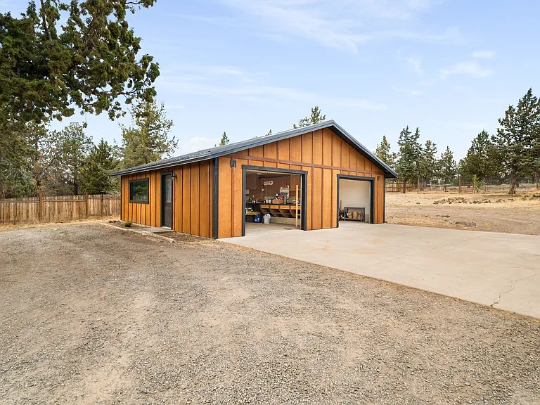8695 SW Crater Loop Rd — Photo 10
