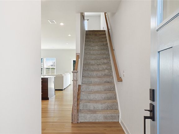 3rd image of 401 Camarillo Ln