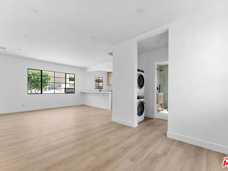 8730 Holloway Dr — Photo 4