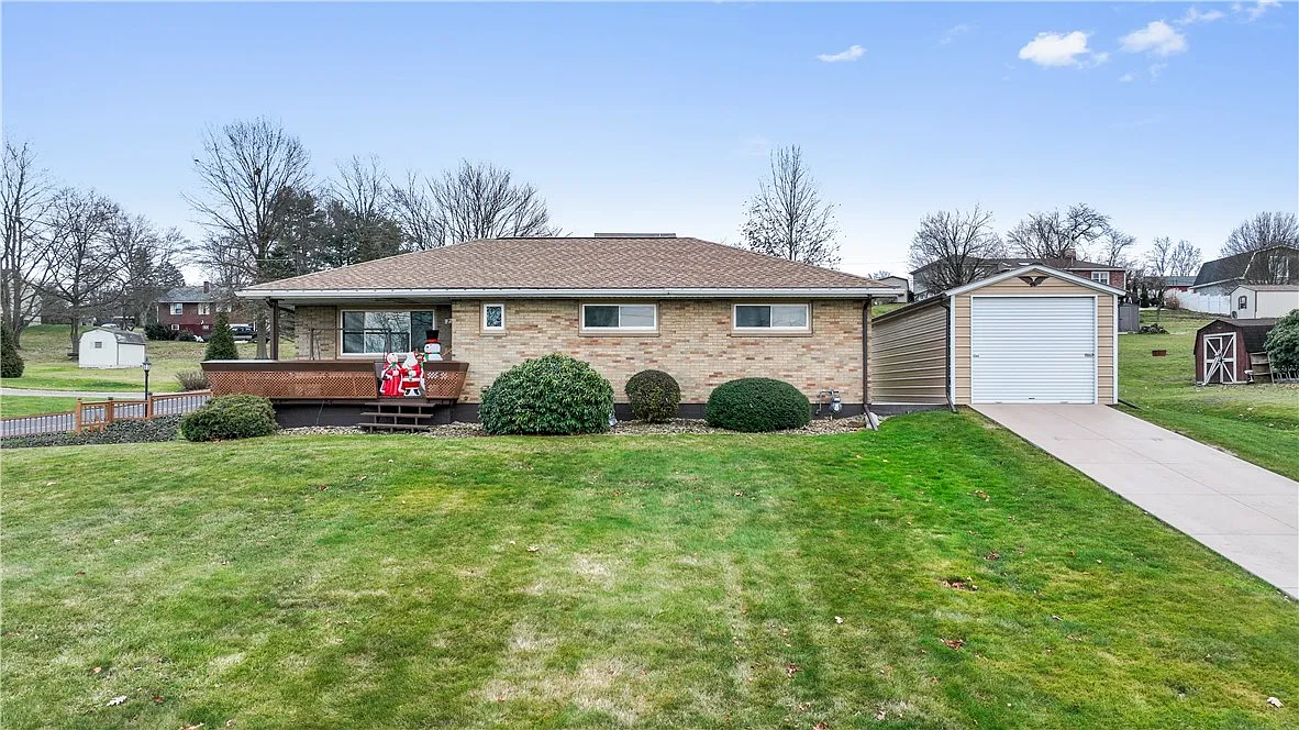 216 Woods Dr photo 1