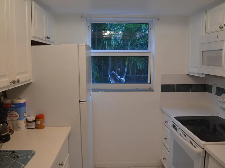 658 NE 6th Ct #E — Photo 17