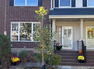 8056 Golden Valley Rd, Golden Valley, MN 55427