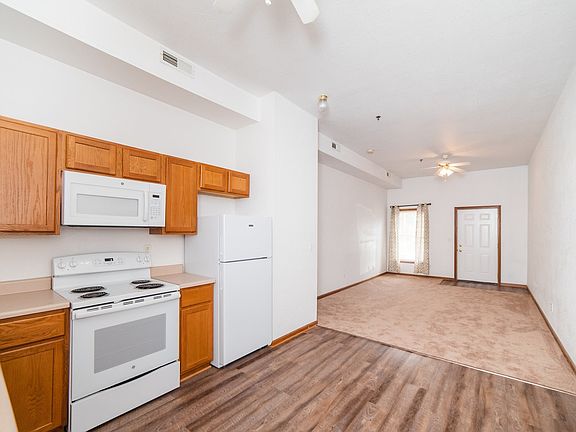 2nd image of 100-1400 Pinnacle Heights Dr #1204