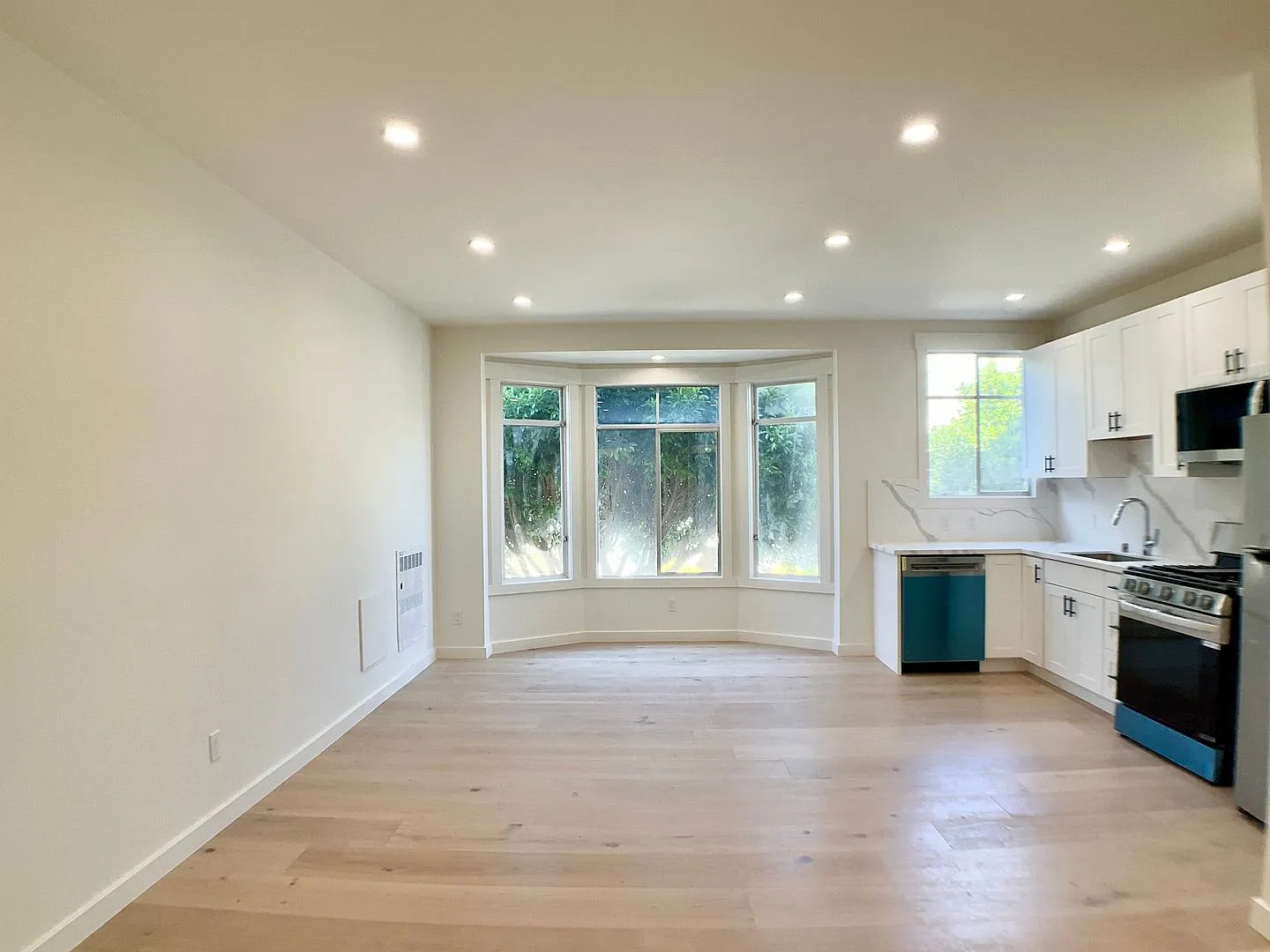Remodeled 1/1. In-Unit W/D! Dishwasher! Roof Deck! Bay Windows! — Photo 1