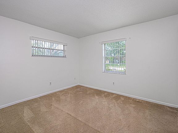 4th image of 532 NW Floresta Drive