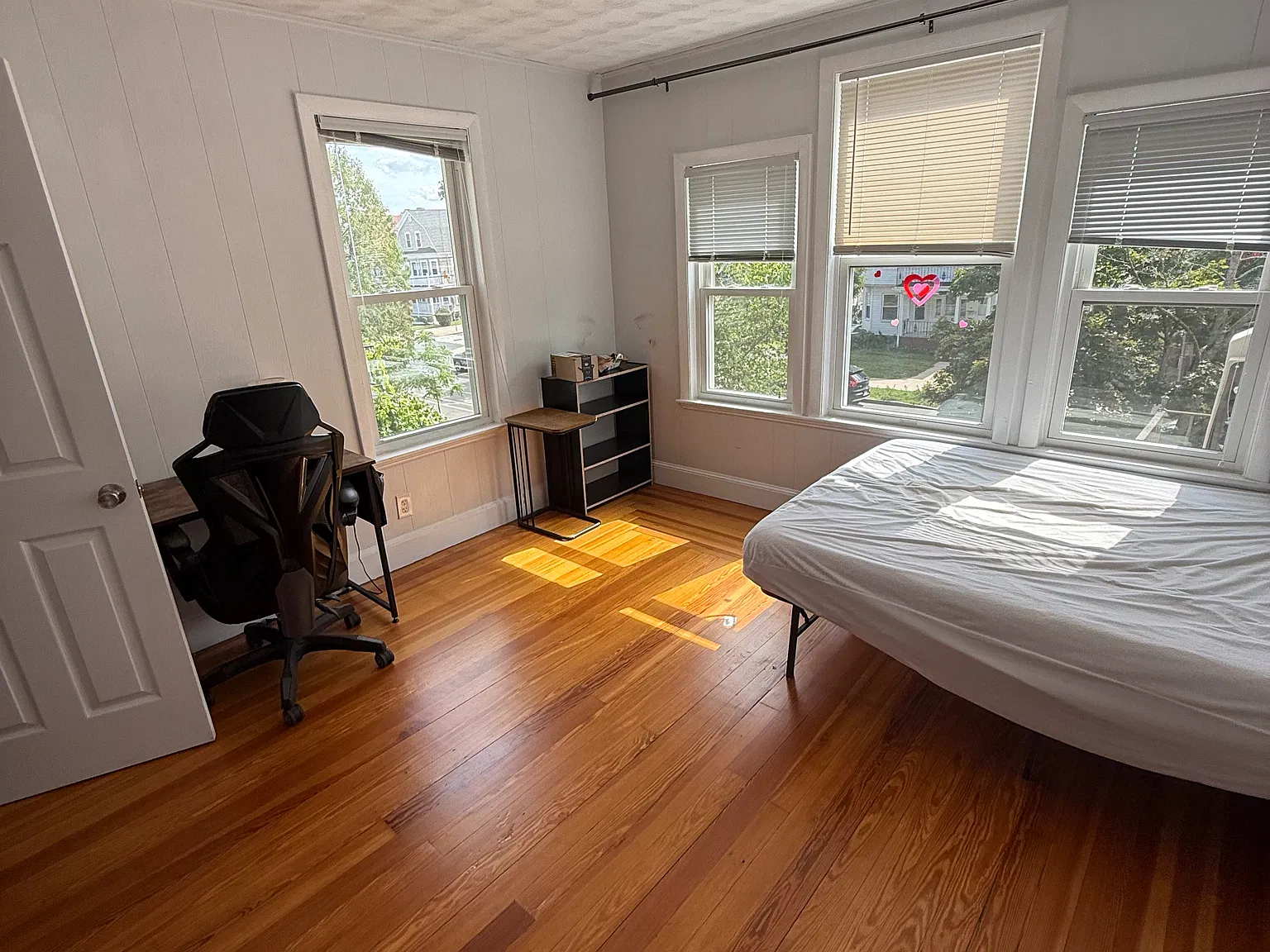 4 bed, $5,200 — Photo 2