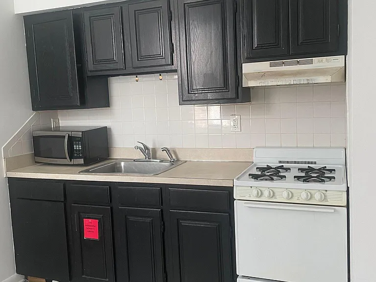 2150 Apt 2: Kitchen
