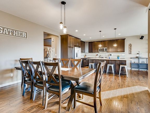 3rd image of 853 Dawn Ave