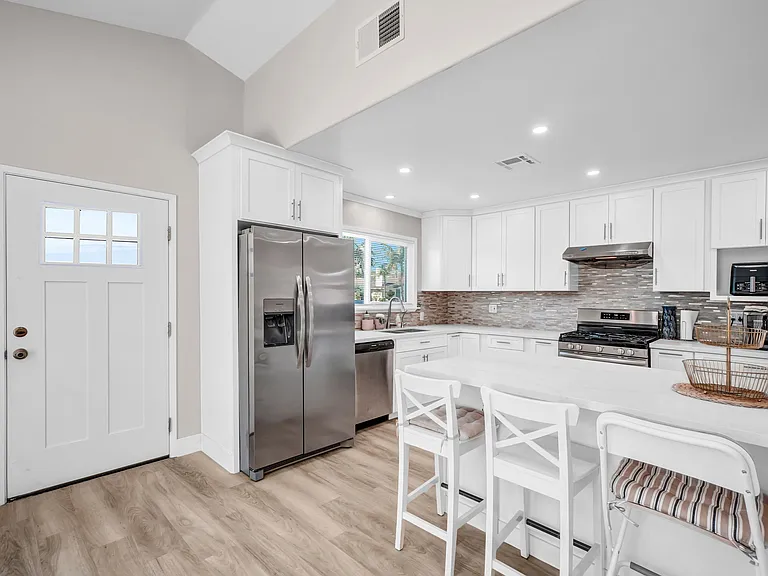 8401 Doncaster Dr — Photo 1