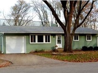 1208 Surrey Rd, Batavia, IL 60510