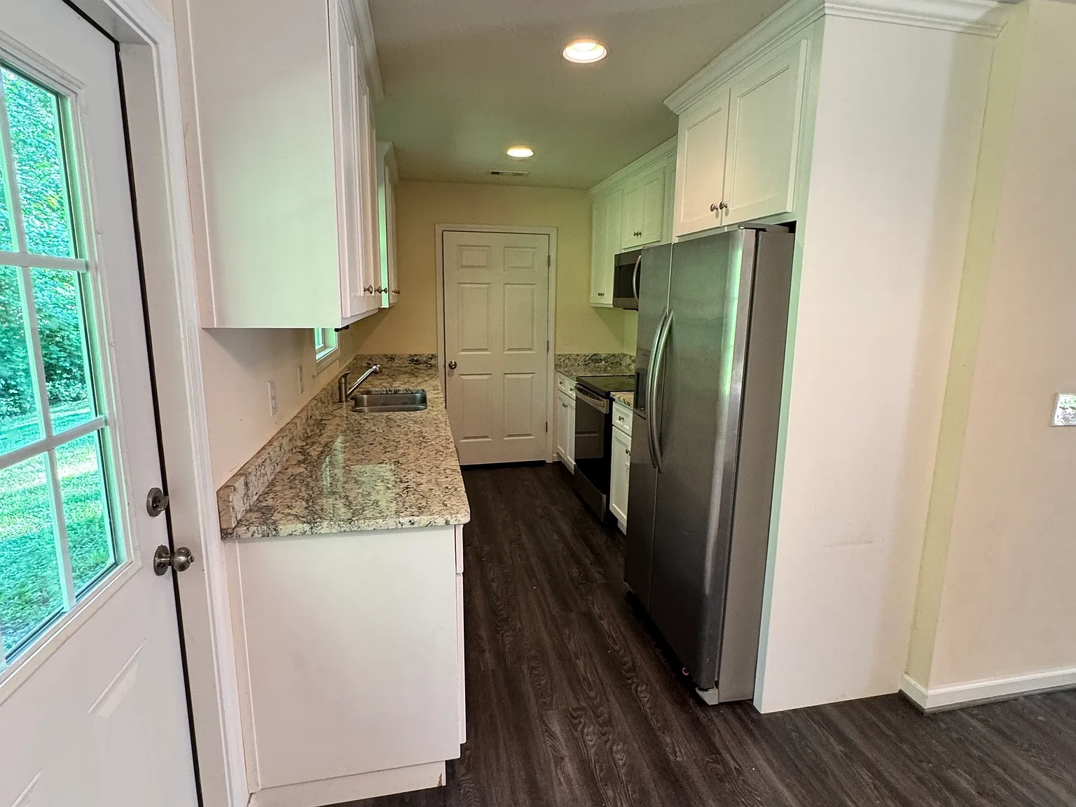 3 bed, 2.0 bath, 1176 sqft, $2,100 — Photo 2